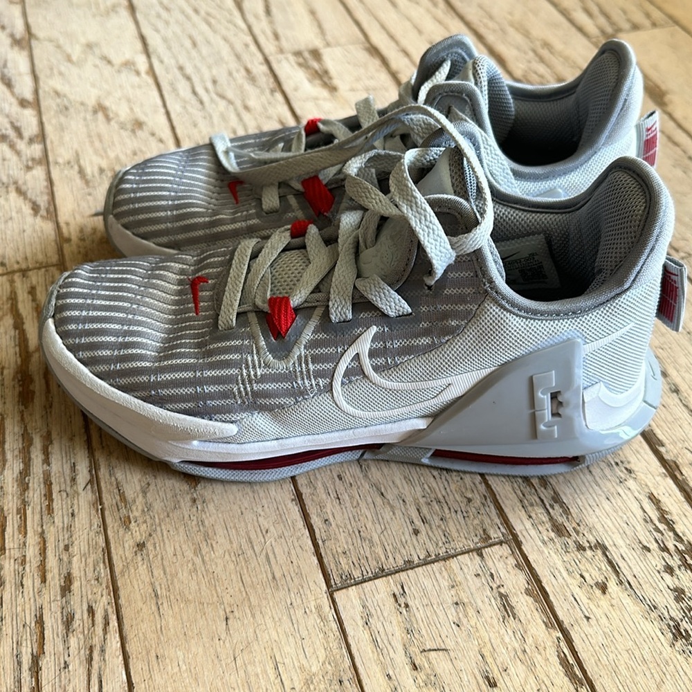 🆕NIKE🆕 NIKE WITNESS GRAY LADIES SIZE 5 EXCELLENT CONDITION/RARELY WORN - Picture 2 of 11